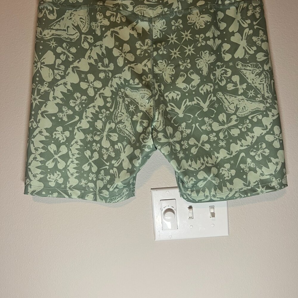 Nike Dri-Fit Women's Recreation Club Green Flower Butterfly Biker Shorts Size 1X - Picture 4 of 12